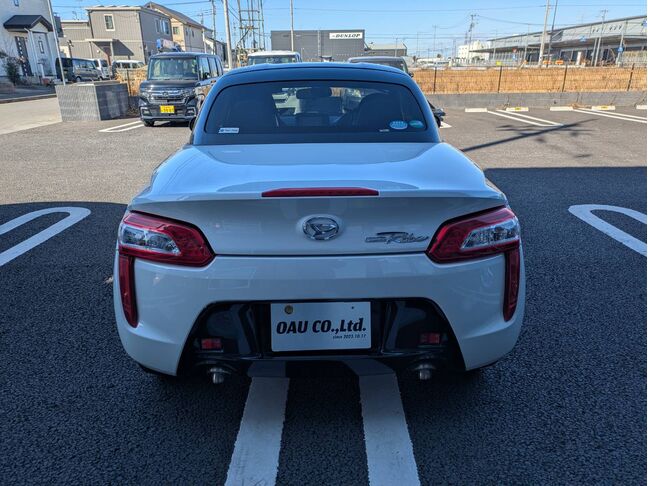 技術集団がお車を磨き、ツヤツヤのガラスコーティングを実現いたします。コーティングした車は洗車が楽になり塗装の色あせを防ぎ、車の価値を守ります。