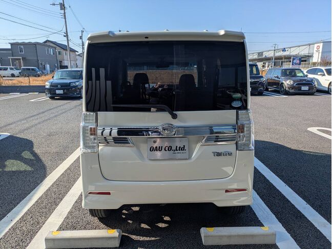 技術集団がお車を磨き、ツヤツヤのガラスコーティングを実現いたします。コーティングした車は洗車が楽になり塗装の色あせを防ぎ、車の価値を守ります。