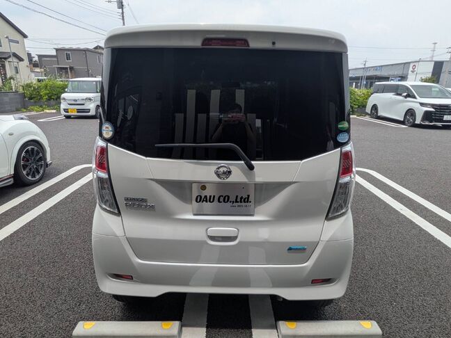 技術集団がお車を磨き、ツヤツヤのガラスコーティングを実現いたします。コーティングした車は洗車が楽になり塗装の色あせを防ぎ、車の価値を守ります。
