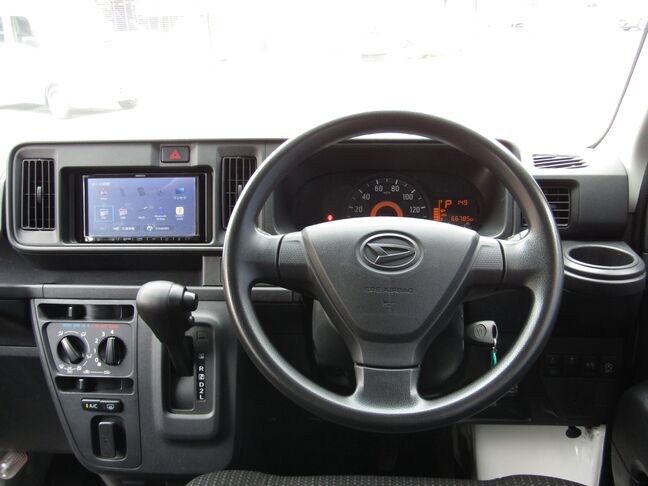 軽自動車から大型車まであらゆる車の整備が自社工場で出来ます。車検・点検・整備などアフターフォローもお任せ下さい。