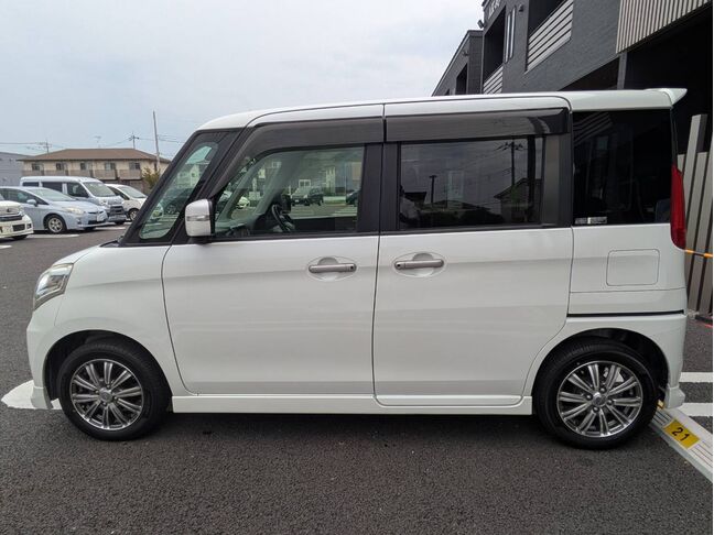 大好評のボディコーティングもご納車までに施工可能！雨染みや線傷など中古車だからと諦めていませんか？ピカピカの状態でお乗り出し頂けます！