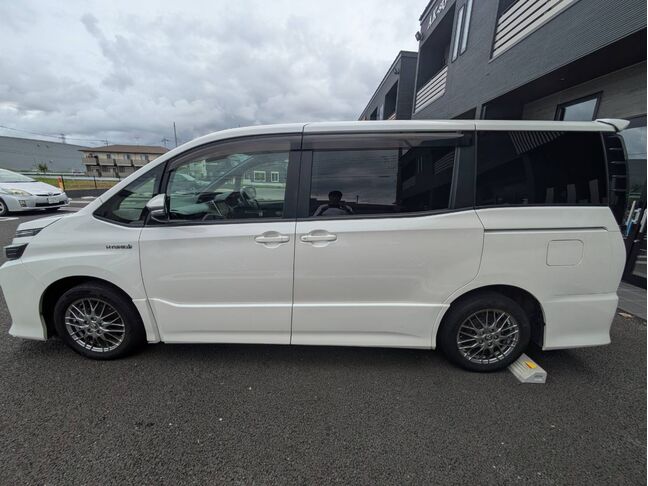 大好評のボディコーティングもご納車までに施工可能！雨染みや線傷など中古車だからと諦めていませんか？ピカピカの状態でお乗り出し頂けます！