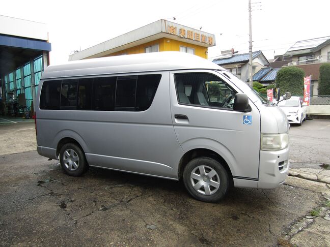 軽自動車から大型車まであらゆる車の整備が自社工場で出来ます。車検・点検・整備などアフターフォローもお任せ下さい。