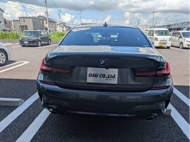 技術集団がお車を磨き、ツヤツヤのガラスコーティングを実現いたします。コーティングした車は洗車が楽になり塗装の色あせを防ぎ、車の価値を守ります。