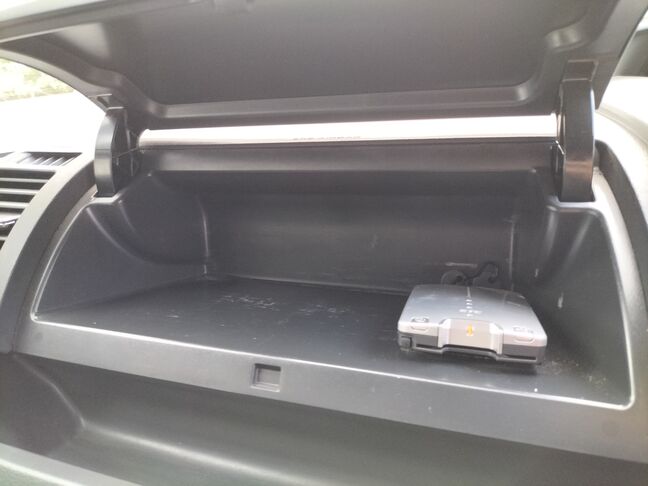 助手席側の上のグローブボックスを開けると！