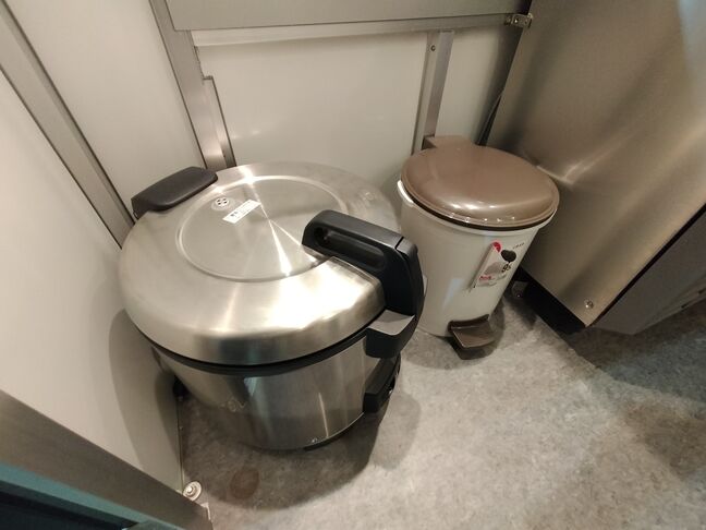 炊飯ジャーとゴミ箱もついています！