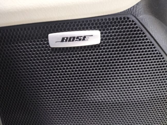 BOSEのサウンドシステムついてます。