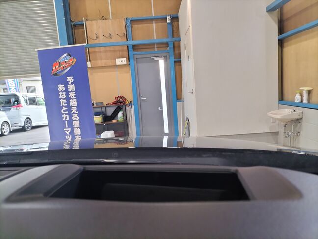 ヘッドアップディスプレイです！
カメラで撮影すると小さいですが真ん中に速度が表示されています。