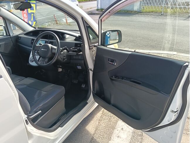 広い空間で運転席へも乗り込みやすいです。
