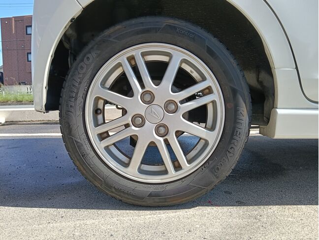 溝も十分に残っており、グリップ性能も良好。
乗り心地の良いタイヤで、街乗りから遠出まで快適な走行をサポートします。