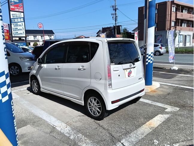 リアスポイラー付きでスタイリッシュな印象に！