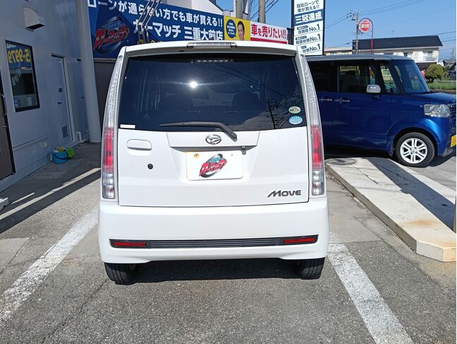 スポーティで引き締まったリアデザインが、後ろ姿をより印象的に演出。
空力性能にも配慮されており、見た目だけでなく走行安定性にも貢献します。