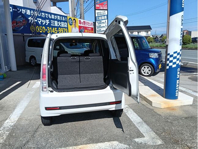 使いやすいバックドアで、荷物の出し入れもスムーズ！
大きく開くリアゲートは開口部が広く、高さも十分。
