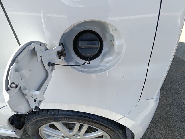 車体左側に配置された給油口は、開閉しやすく安全設計。