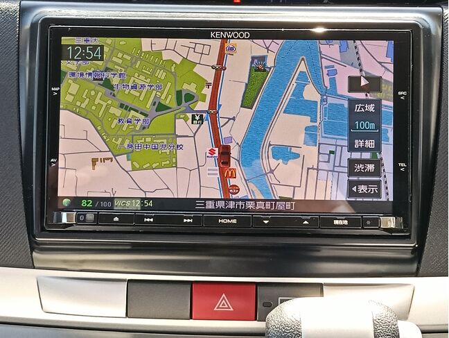 地図画面は明るく見やすく、操作性も良好。ルート案内はもちろん、オーディオ機能も充実しており、上質なドライブ空間を演出します。