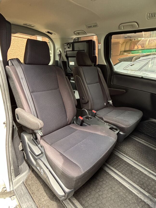 2列目シートは独立型で足元も広々！