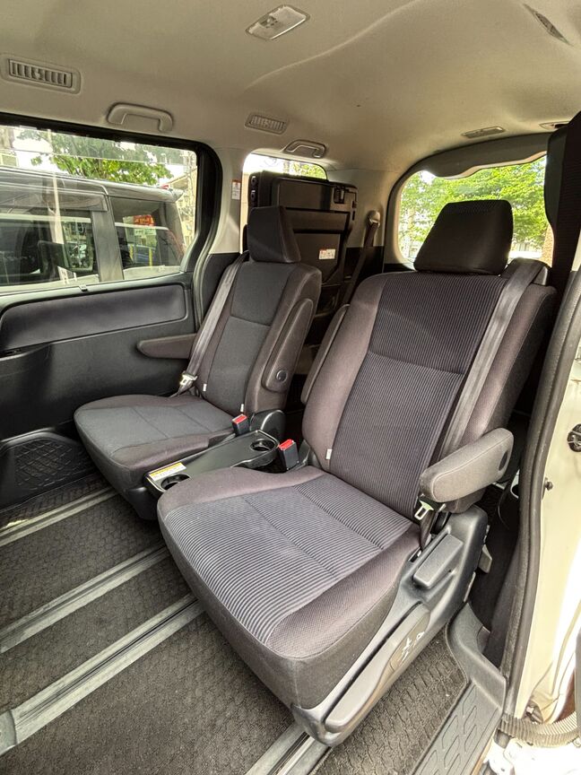 2列目シートは独立型で足元も広々！